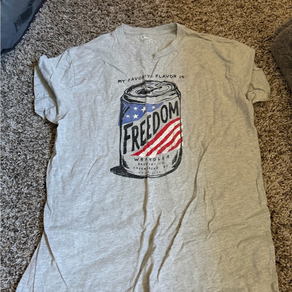 Wrangler Freedom Graphic Tee in Light Gray